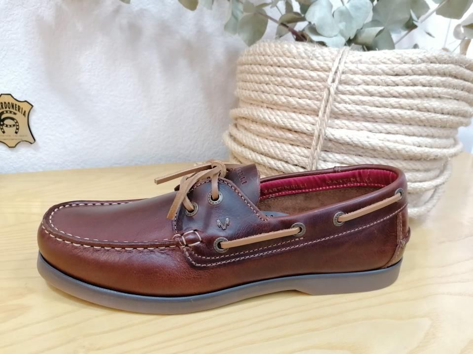 Zapatos náuticos de hombre Martinelli Hans marrón con suela de goma.