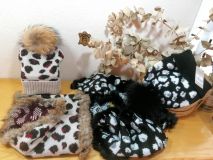 962 GORRO RACOON NEGR/BEIG C/POMPON 100%AC+RA 21