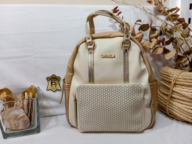 18615301-NON BOLSO MOCHILA ORO CARMELA